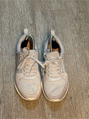 VIONIC ATHENA SNEAKERS SIZE 8